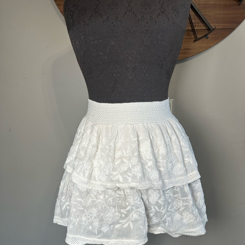 ALICE + OLIVIA size 4  Summer Embroidered
Tiered Mini Skirt Smocked Waist